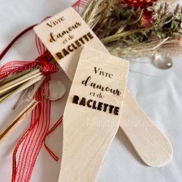 Spatules en bois gravées pour raclette "vivre d'amour et de raclette"