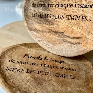 Plateau en bois de manguier gravé - Citation inspirante "Prends le temps de savourer chaque instant"